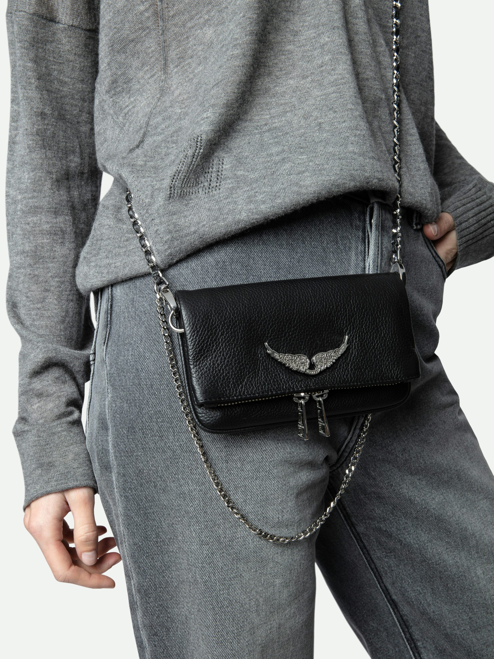 Pochette Rock Nano Swing Your Wings - Pochette Rock Nano Swing Your Wings en cuir grainé noir munie d'une bandoulière en cuir et chaine.